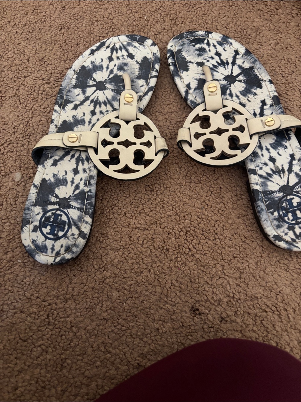 Tory Burch Tie-Dye Navy & White Logo Medallion Sandals - Picture 3 of 4
